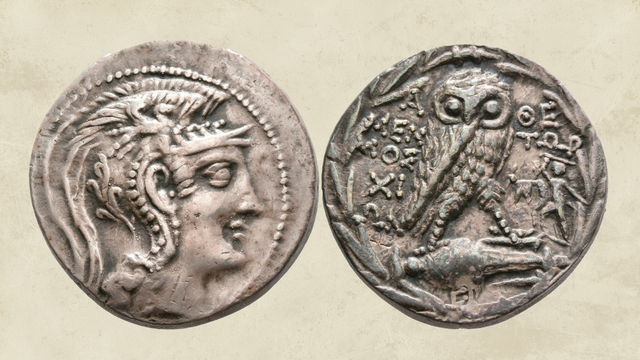 I 909/27b (Avers und Revers) Moderne Reproduktion einer athenischen Silbermünze. Der Avers (links) zeigt den nach rechts gewandten Kopf der Athena Parthenos mit einem Helm mit Federbusch und Pferdedarstellungen, der Revers (rechts) zeigt eine nach rechts schreitende Eule über einer liegenden Amphore und rechts der Eule ist stilisiert die Statuengruppe der Tyrannenmörder abgebildet