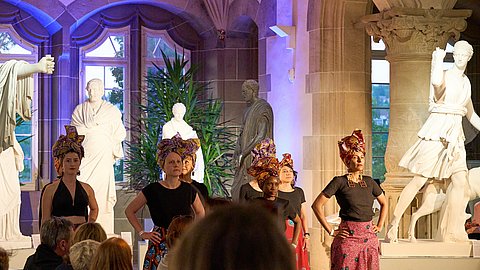 © MUT | Fabian Kurze Mehrere Darstellerinnen präsentieren sich dem Publikum auf dem "Catwalk" im Rittersaal auf Schloss Hohentübingen