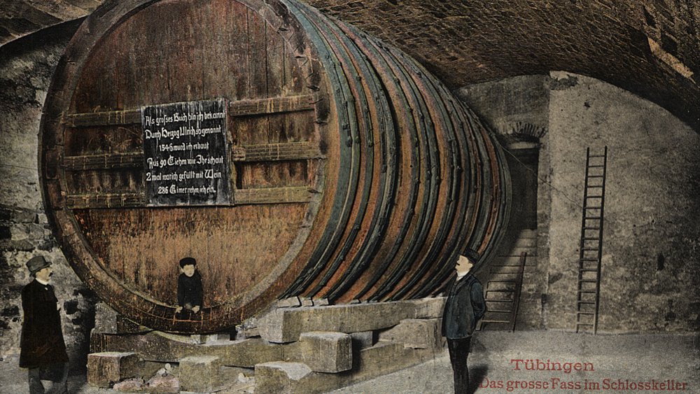 Historische Aufnahme eines großen Holzfasses  