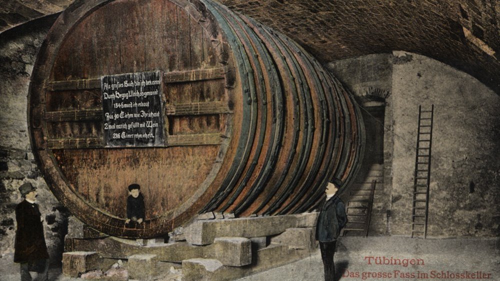 Historische Aufnahme eines großen Holzfasses  