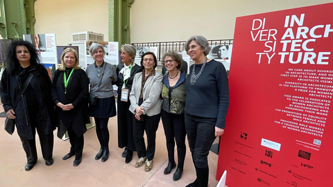 Teilnehmerinnen der Preisverleihung des Divia Award 2025 haben sich neben einem roten Aufsteller mit dem Logo von "Diversity in Architexture" aufgestellt