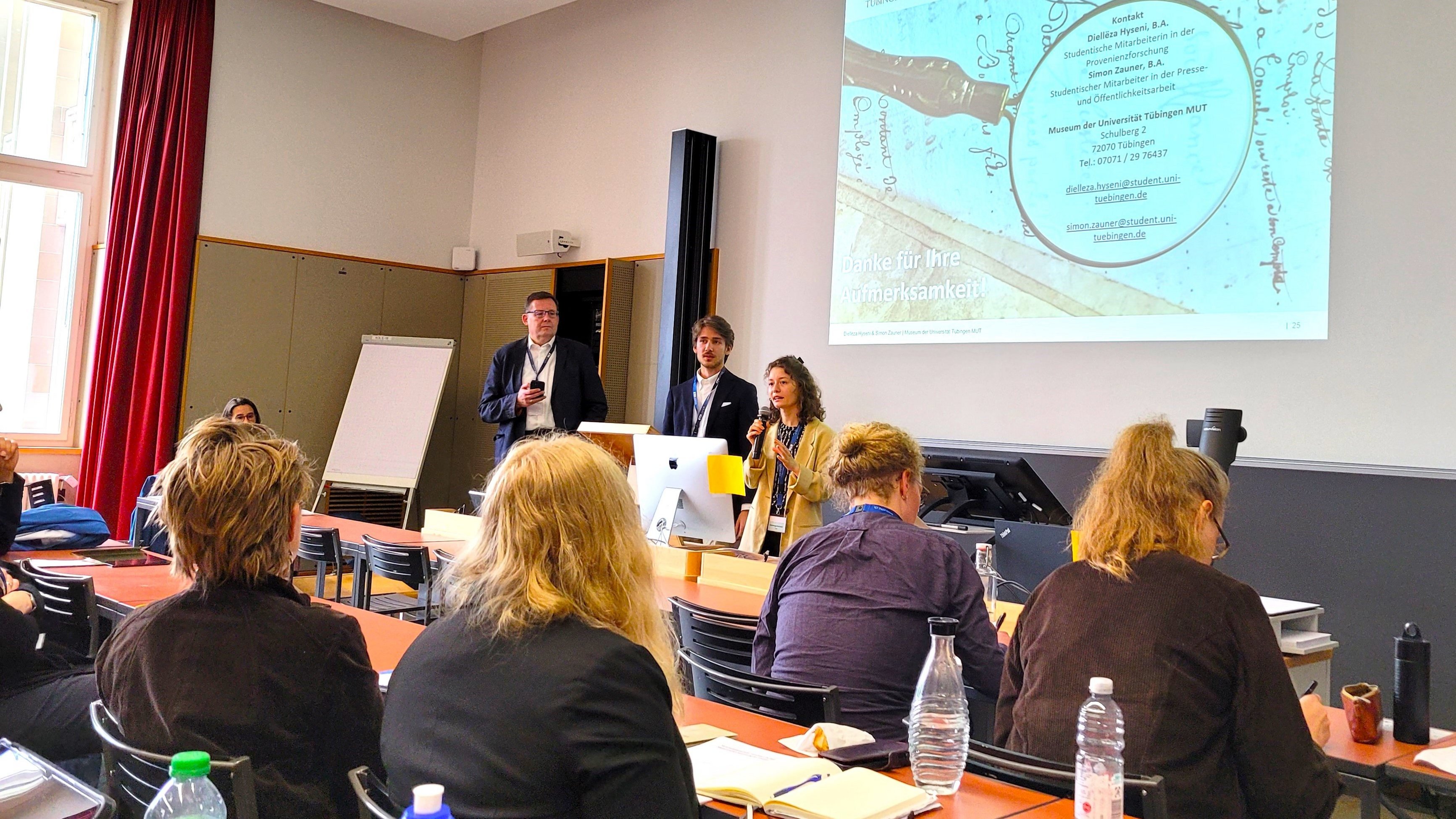 Zu sehen sind Diellëza Hyseni und Simon Zauner bei ihrem Vortrag zum Thema "Prekäre Provenienz"