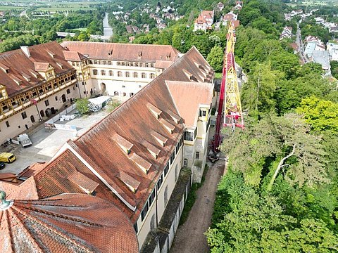 © Hermann Paule GmbH & Co. KG | H. Singer Zu sehen ist ein Kran neben Schloss Hohentübingen sowie eine kleine Panoramaansicht der Stadt Tübingen