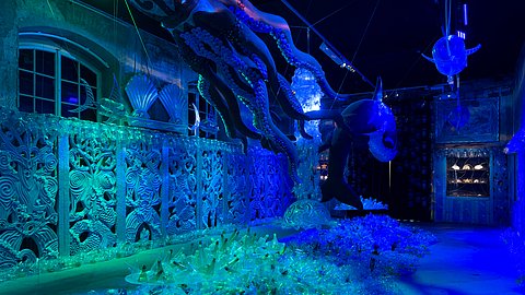 Zu sehen ist ein Raum mit Plastikobjekten die das Meer und dessen Bewohner darstellen sollen in der Kinderbiennale "PLANET UTOPIA"