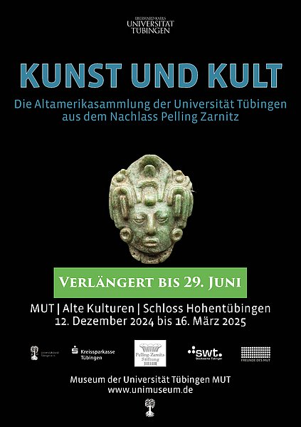 Plakat mit dem Titel der Ausstellung "Kunst und Kult. Die Altamerikasammlung der Universität Tübingen aus dem Nachlass Pelling Zarnitz", mittig der Kopf eines Maisgottes aus Jade, "Verlängert bis 29. Juni", mit dem grünen Störer "verlängert bis 29. Juni" und darunter die Adresse des Museums Alte Kulturen auf Schloss Hohentübingen