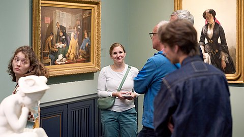 © MUT | Fabian Kurze Zu sehen sind mehrere Mitarbeiterinnen und Mitarbeiter des MUT im Kunsthaus Zürich beim Betrachten zweier Bilder