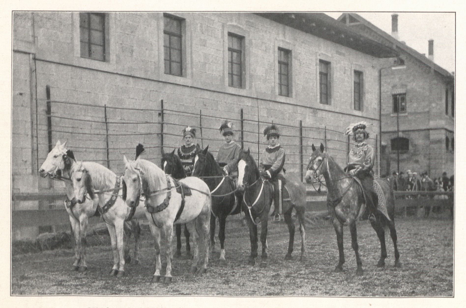 Fahrschule einer Fastnachtsaufführung Tübinger Studenten Schwarz-weiß-Foto einer Gruppe kostümierter Studierender auf Pferden mit herausgeputzten Handpferden