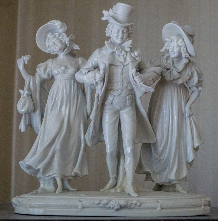 Foto: MUT | Lucas Rau Weiße Porzellanstatuette im Biedermeier-Stil, ein Herr mit einer Dame an jedem Arm