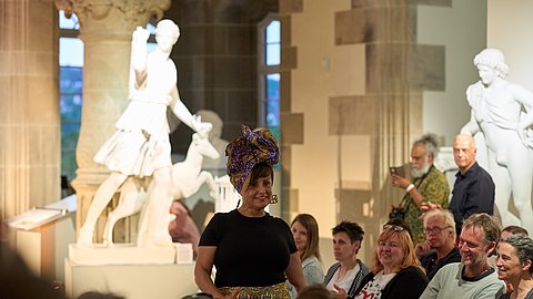 © MUT | Fabian Kurze Eine Darstellerin auf dem "Catwalk" im Rittersaal auf Schloss Hohentübingen