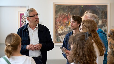 © MUT | Fabian Kurze Zu sehen ist Ernst Seidl, der einigen Mitarbeiterinnen und Mitarbeitern im Kunsthaus Zürich etwas erklärt