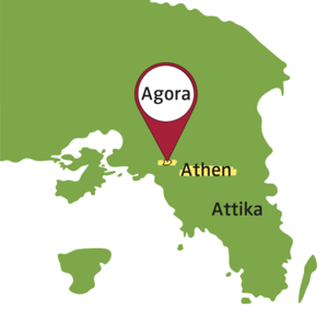 Vereinfachte Karte der Halbinsel Attika, mit gelb hinterlegtem Umriss der antiken Stadtgrenze Athens; ein roter Marker zeigt innerhalb der Stadtgrenzen auf die Position des Marktplatzes ("Agora")