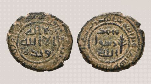 Bronzemünze, links die Vorderseite (Avers) und rechts die Rückseite (Revers), beide mit umayyadischer Schrift im zentralen Bildfeld und einer umlaufenden Bezeichnung. Auf dem Revers lautet die Randinschrift "wazn al-fulūs allaḏī yuḍrabu bi-Ṭabarīya ʿišrīn qīrāṭan"