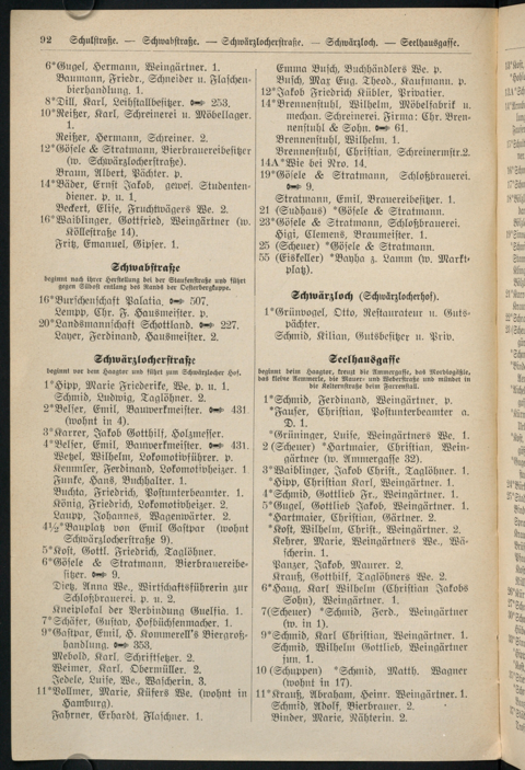Gelblich verfärbte Seite eines historischen Adressbuches der Stadt Tübingen mit zwei Spalten an Einträgen in Druckschrift