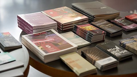 © MUT | Fabian Kurze Zu sehen sind mehrere Publikationen des MUTs auf einem Büchertisch der Tagung