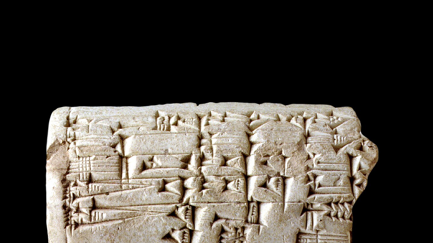 Foto: MUT Fragment einer gräulichen Tontafel mit Keilschrift-Inschrift