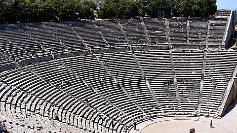 Ausschnitt der aufsteigenden Ränge der Ruine des antiken, griechischen Theaters von Epidauros