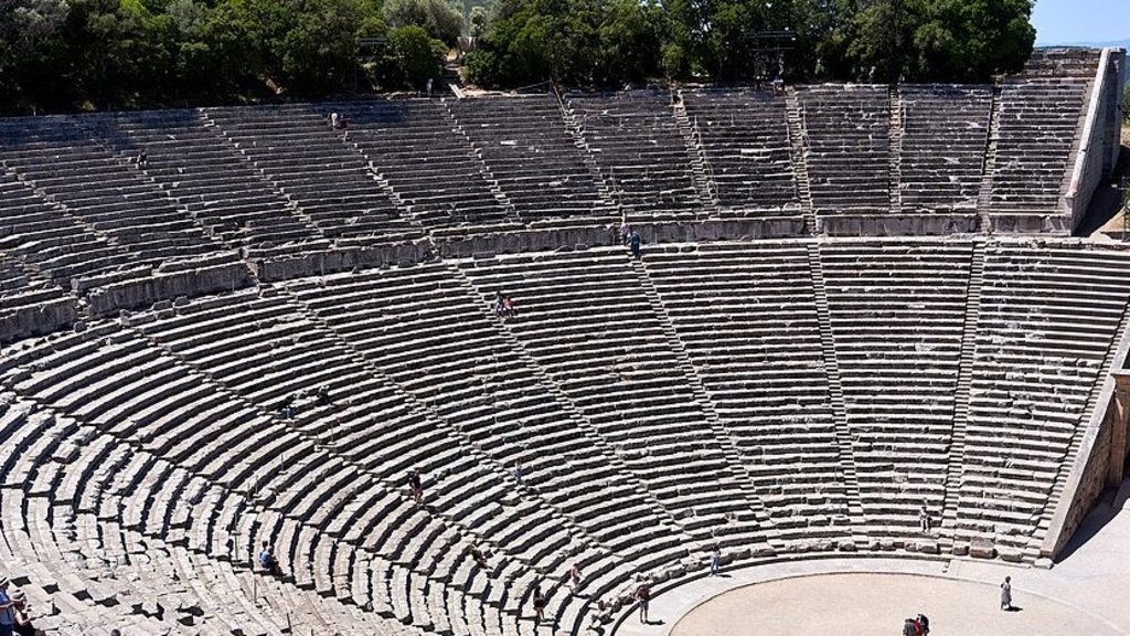 Ausschnitt der aufsteigenden Ränge der Ruine des antiken, griechischen Theaters von Epidauros