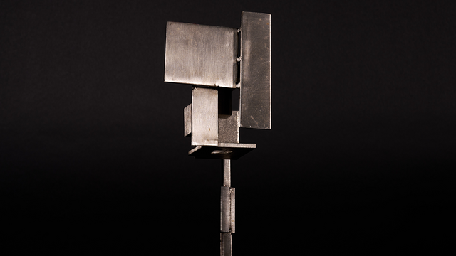 Bronzene Metallskulptur, abstrakte Form, aus Quadern zusammengesetzt und auf einer Stange montiert