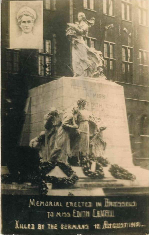 Postkarte mit dem Aufdruck „Memorial erected in Brussels to Miss Edith Cavell killed by the Germans 12. August 1915”