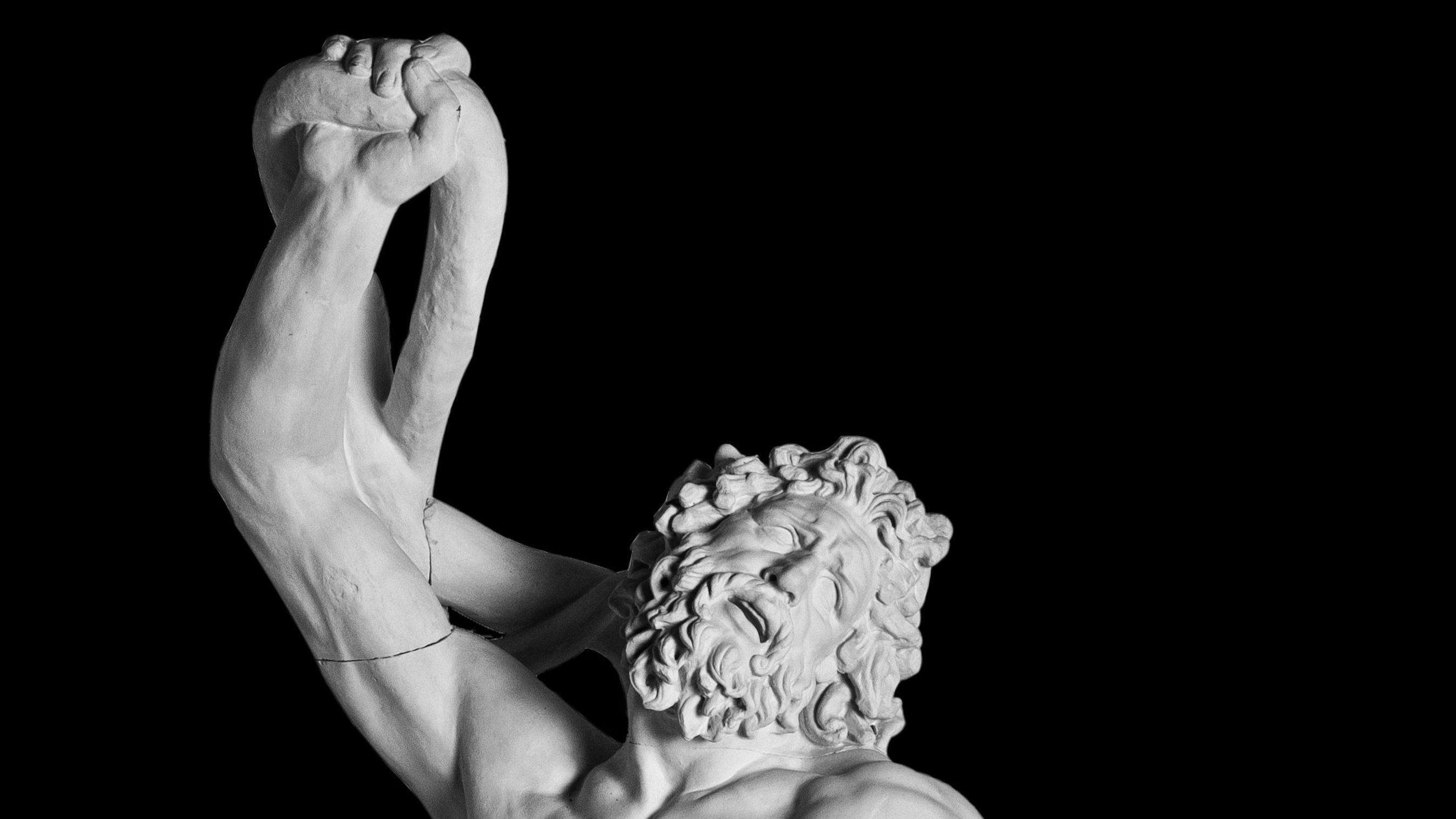 Statuengruppe mit einer großen, männlichen und zwei weiteren kleineren Figuren, die sich alle im Griff einer riesigen, sich durch die Gruppe windenden Schlange winden
