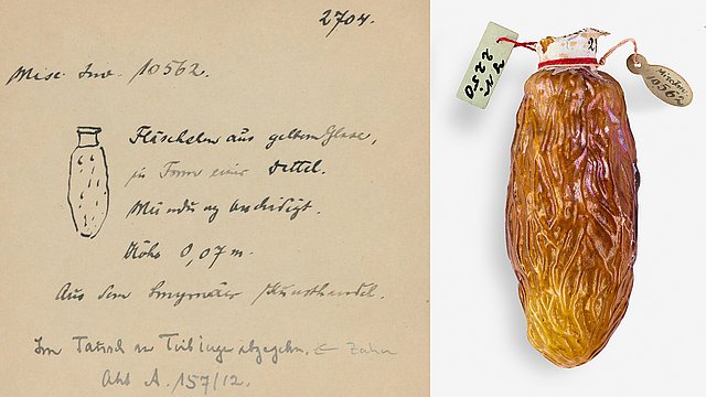 Zweigeteiltes Bild, links eine graubraune Karteikarte mit handschriftlicher Inventarnotiz "Mise. Inv. 10562, Fläschchen mit gelbem Glase in Form einer Dattel. Mündung unbeschädigt. Höhe 0,07m. aus S[am?] Smyrna[er?]  [?]". Rechts Foto einer gelben Glasflasche in Form einer getrockneten Dattel mit Inventaretiketten um den Hals.