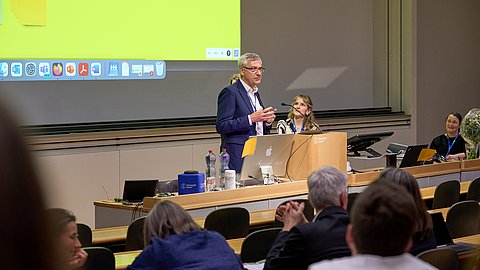 © MUT | Fabian Kurze Zu sehen ist Prof. Dr. Ernst Seidl bei seiner Rede