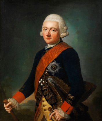 Porträt eines Mannes aus dem 18. Jahrhundert mit hellgelockter Perücke. Er trägt eine dunkelblaue Militäruniform mit roten Ärmelaufschlägen und einem orangenroten Schulterband, das diagonal über seine Brust verläuft. Auf der linken Brust sind mehrere Orden angebracht. Er hält in der rechten Hand einen weißen Handschuh und in der linken Hand einen Stab oder Degen. Der Hintergrund ist dunkel und unscharf.