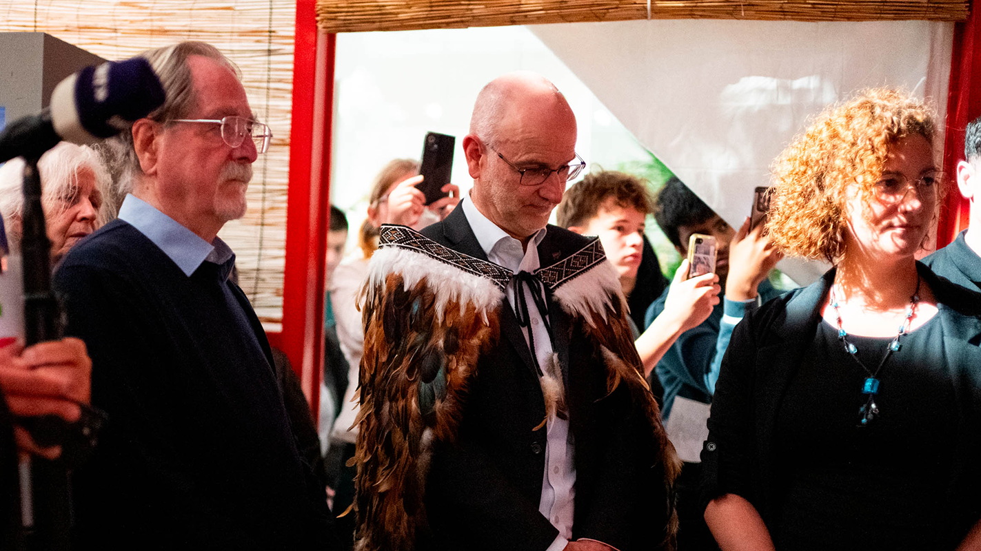 Kustos a. D. Volker Harms, der neuseeländische Botschafter Craig Hawke und MUT-Mitarbeiterin Sara Leicht während der Zeremonie