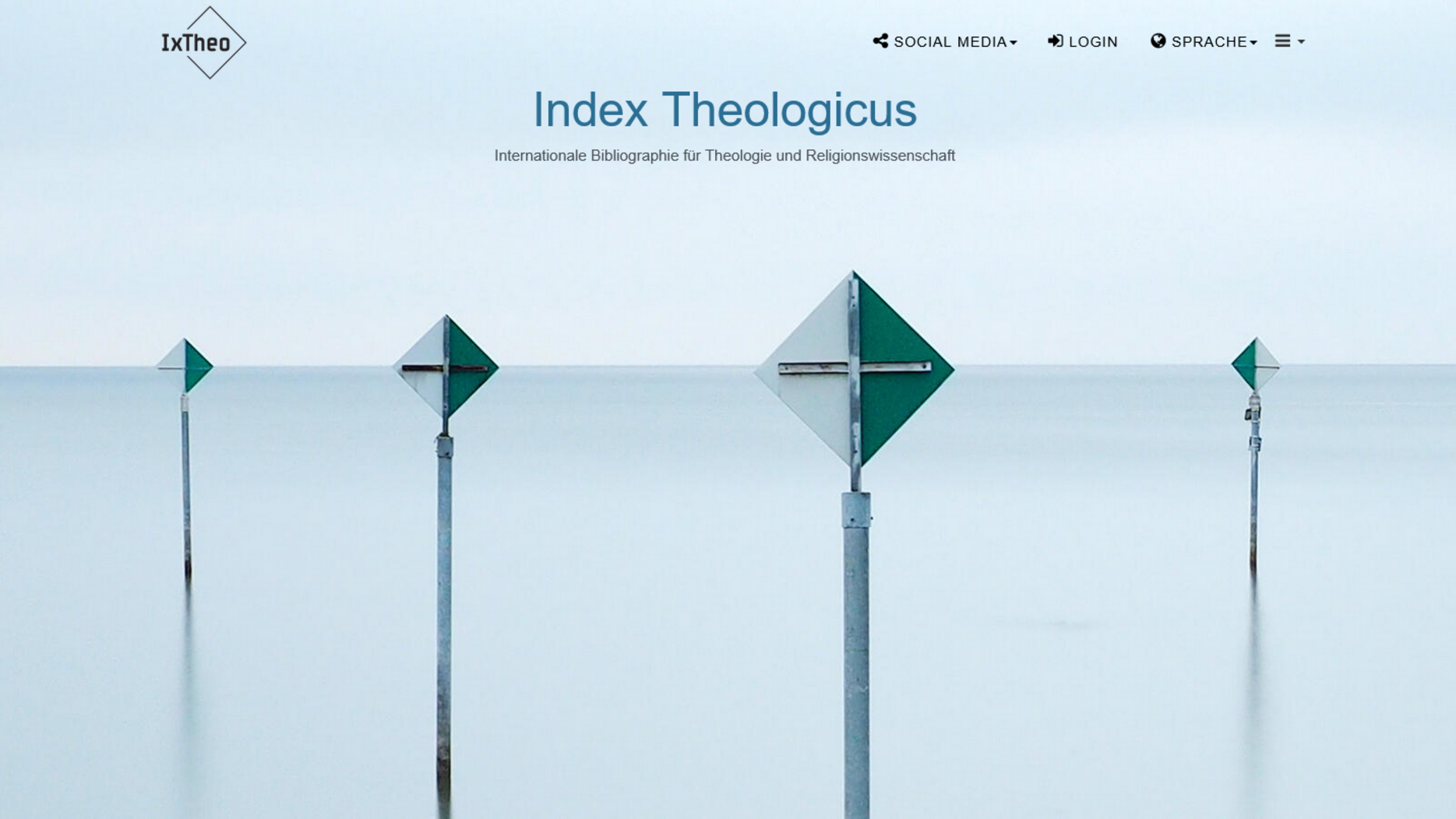 Startseite des IxTheo (vom 13.02.2026) Blassblaues Bild mit der Horizontlinie zwischen Himmel und Wasser, durch die optisch die Mittelachsen vierer verschieden naher Schilder/Seezeichen verlaufen, die von hinten zu sehen sind