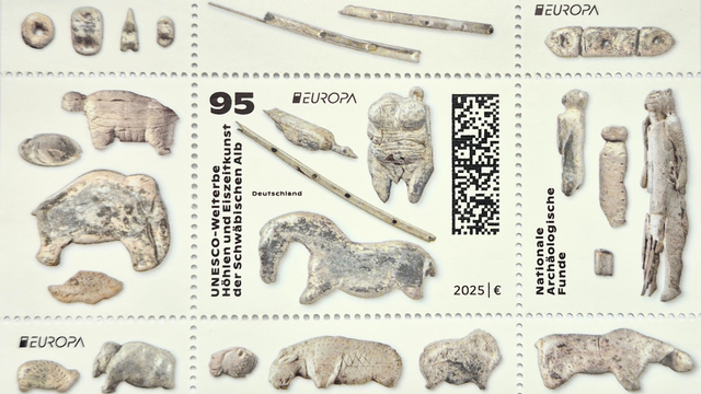 Foto: Christina Häfele 95-Cent-Briefmarke mit Motiven der Elfenbeinfiguren von der Schwäbischen Alb