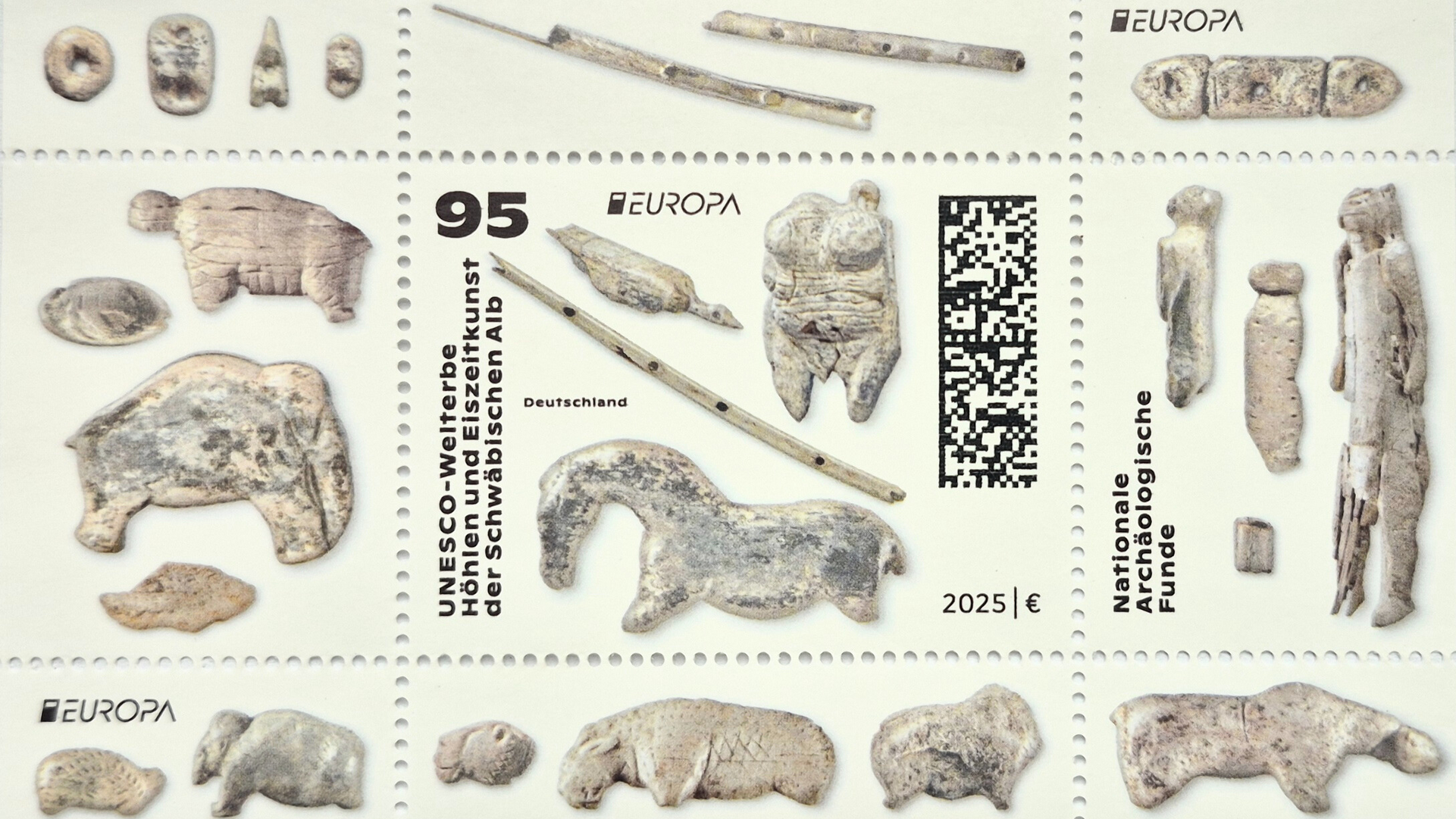 Foto: Christina Häfele 95-Cent-Briefmarke mit Motiven der Elfenbeinfiguren von der Schwäbischen Alb
