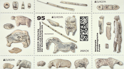 Foto: Christina Häfele 95-Cent-Briefmarke mit Motiven der Elfenbeinfiguren von der Schwäbischen Alb