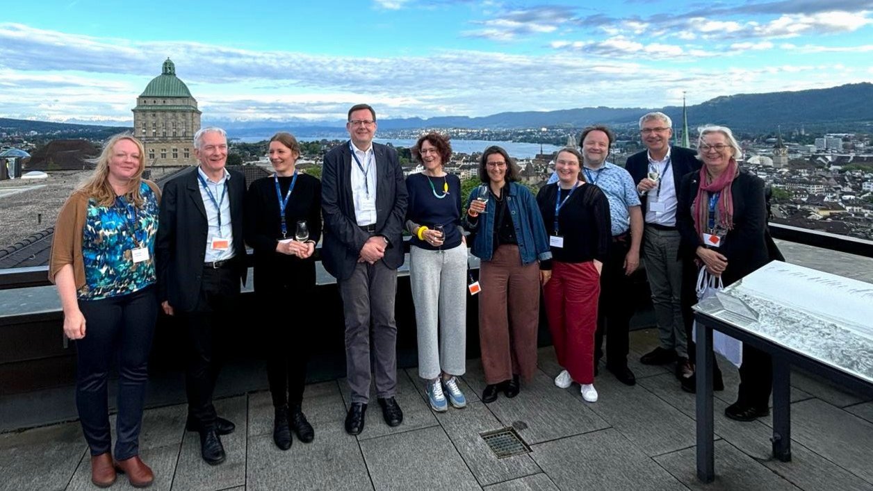 Zu sehen sind das Orgateam und der GfU-Vorstand