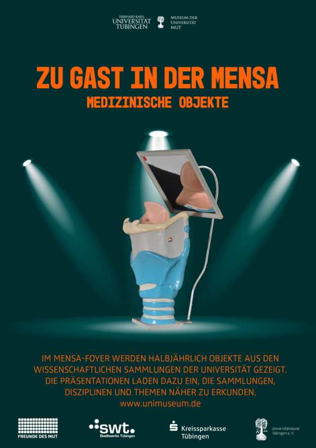 Auf dunklem Grund in orangener Schrift der Titel "Zu Gast in der Mensa/Medizinische Geräte", darunter das Modell eines Kehlkopfes aus Plastik in Grau und Blau, von Strahlern angestrahlt
