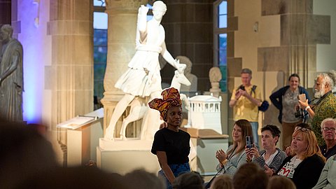 © MUT | Fabian Kurze Eine Darstellerin auf dem "Catwalk" im Rittersaal auf Schloss Hohentübingen