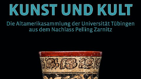 Foto: MUT | Valentin Marquardt Ausschnitt eines Plakats, oben mit dem Schriftzug "Kunst und Kult", darunter etwas kleiner "Die Altamerikasammlung der Universität Tübingen aus dem Nachlass Pelling Zarnitz", unten der obere Rand eines Keramikbechers mit rot gefärbter Lippe und einem schwarzen Dekorband auf cremefarbenem Grund