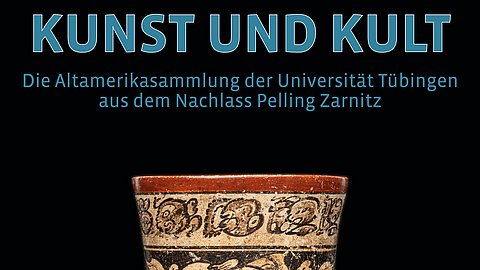 Foto: MUT | Valentin Marquardt Ausschnitt eines Plakats, oben mit dem Schriftzug "Kunst und Kult", darunter etwas kleiner "Die Altamerikasammlung der Universität Tübingen aus dem Nachlass Pelling Zarnitz", unten der obere Rand eines Keramikbechers mit rot gefärbter Lippe und einem schwarzen Dekorband auf cremefarbenem Grund