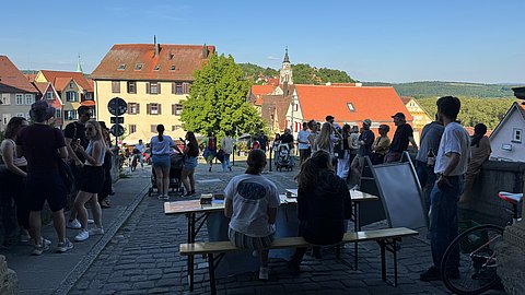 © MUT | Lucas Rau Eine größere Menschenmenge am unteren Schlosstor, mit improvisierter Kasse und Bändchenvergabe