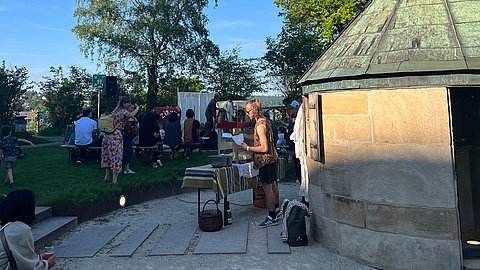 © MUT | Diellëza Hyseni Ein Mitarbeiter des Kasparletheater, der Popcorn ausgibt. Im Hintergrund sind viele Besucherinnen und Besucher