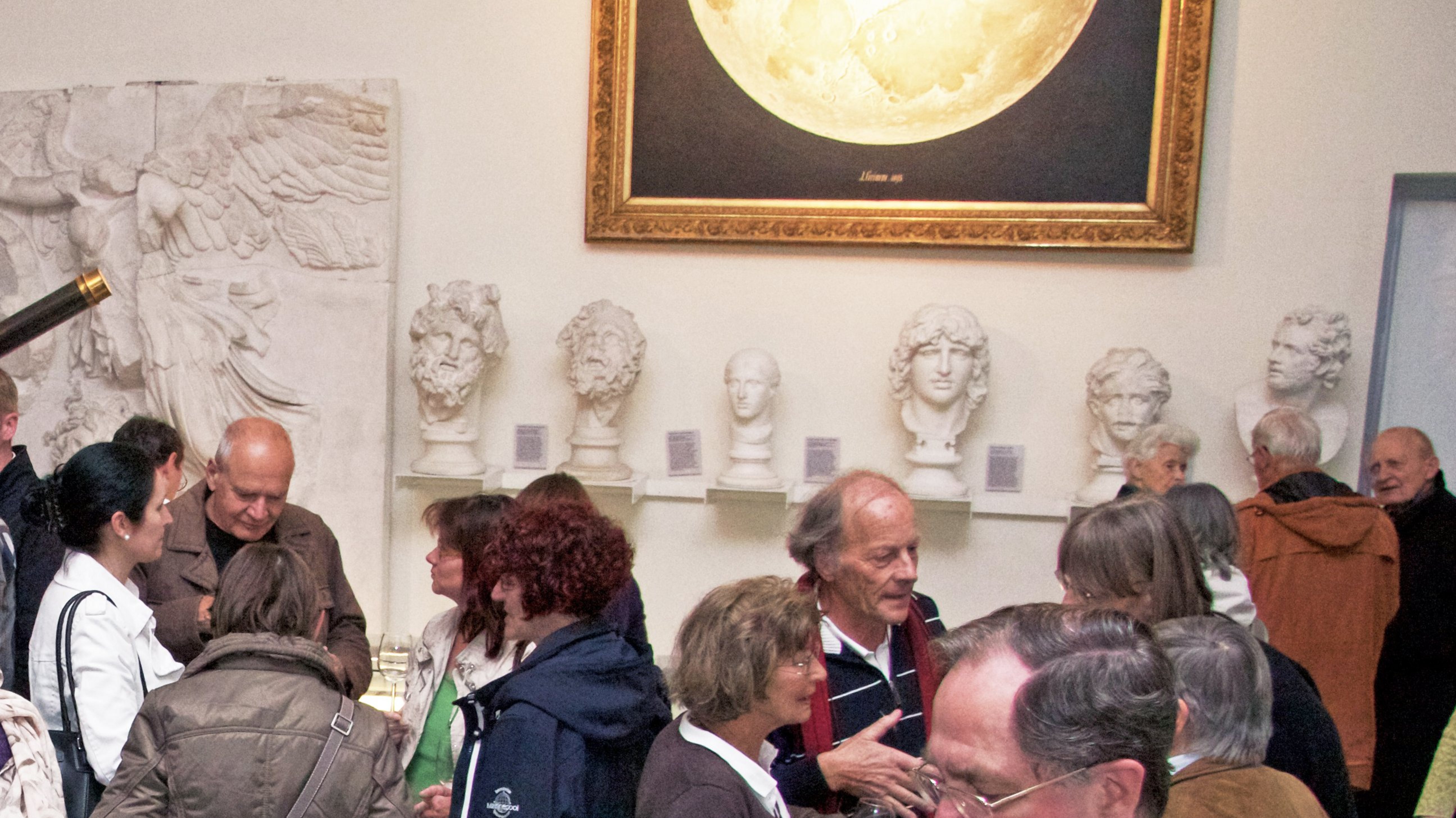 Das Mondgemälde hängt derzeit im Rittersaal des Museums für Antike Kulturen