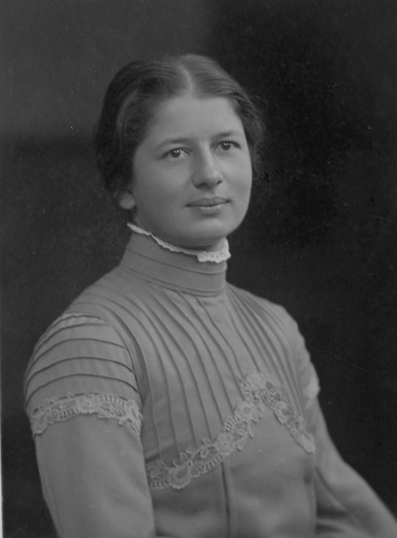 Schwarz-weiß-Portrait von Getrud Stockmayer, nach rechts gewandt in hochgeschlossenem Kleid und streng zurückgebundenen Haaren