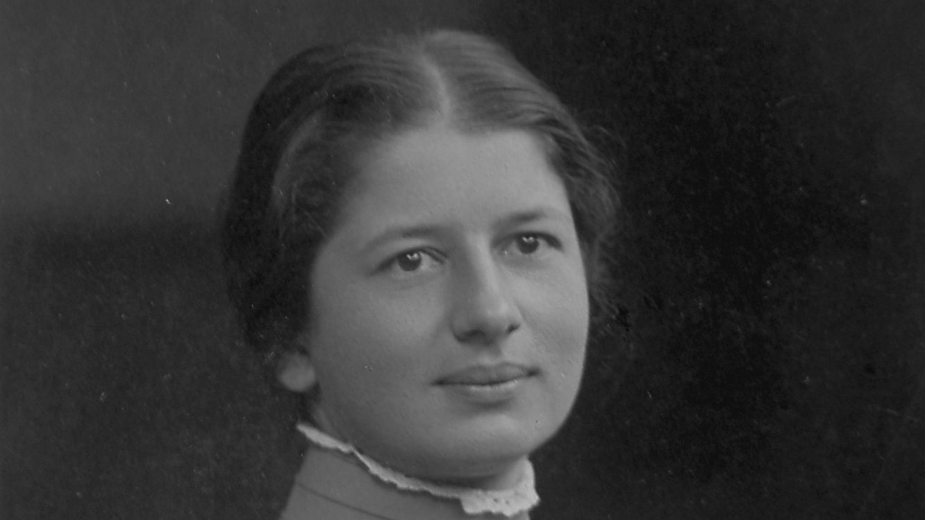 Schwarz-weiß-Portrait von Getrud Stockmayer, nach rechts gewandt in hochgeschlossenem Kleid und streng zurückgebundenen Haaren