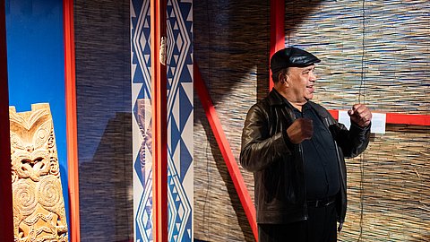 Victor Walker, Sprecher der Maori-Delegation aus Uawa, während seiner Ansprache vor der Vitrine mit dem Pou von Hinematioro