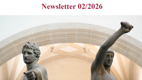 Oben ein weißer Streifen mit der dunkelroten Aufschrift "Newsletter 02/2026", darunter ein Foto aus der Froschperspektive, das die Tyrannenmörder-Abgüsse im Rittersaal vom Kopf bis zu den erhobenen Händen vor dem Hintergrund der Rundung der Mittelnische im Rittersaal zeigt