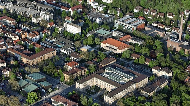 Foto: Manfred Grohe Luftaufnahme der Universitätsgebäude um die Wilhelmstraße, Tübingen, mit der prominenten u-förmigen Anlage der Neuen Aula unten rechts im Bild, dem Bonatzbau schräg darüber zu sehen und Hegel- und Brechtbau gen links oben fortlaufend.