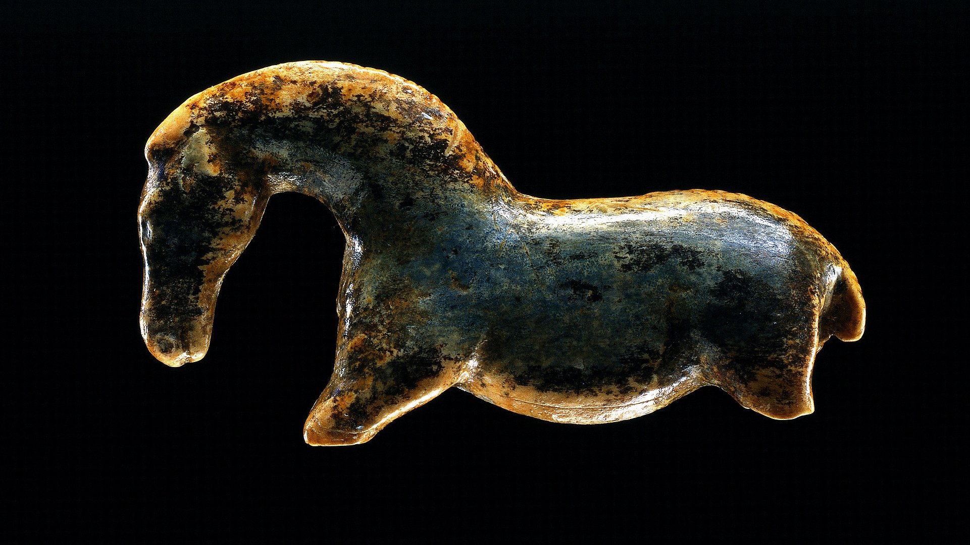 Nach links gewandte Wildpferdfigurine aus Elfenbeinmarmor mit gewölbtem Hals vor schwarzem Hintergrund