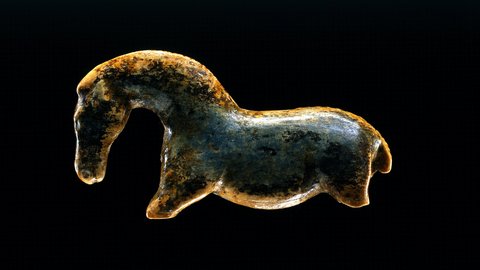 Foto: Juri Lipták Nach links gewandte Wildpferdfigurine aus Elfenbeinmarmor mit gewölbtem Hals vor schwarzem Hintergrund
