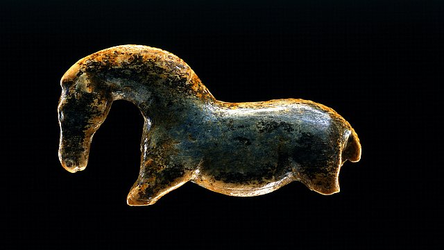 Nach links gewandte Wildpferdfigurine aus Elfenbeinmarmor mit gewölbtem Hals vor schwarzem Hintergrund