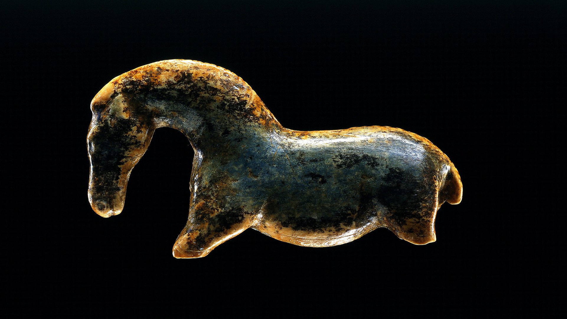 Nach links gewandte Wildpferdfigurine aus Elfenbeinmarmor mit gewölbtem Hals vor schwarzem Hintergrund