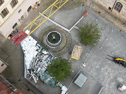 © Hermann Paule GmbH & Co. KG | H. Singer Zu sehen ist eine Luftansicht vom Schlosshof mit Material zum Ausbau der Fernwärmeleitung